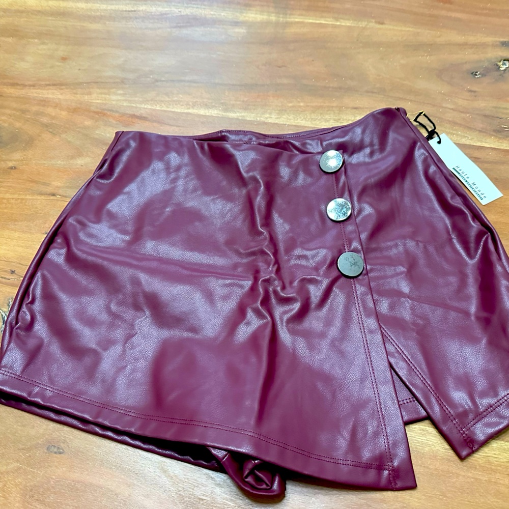 Haute Monde pleather skorts with chrome buttons size M- NWT